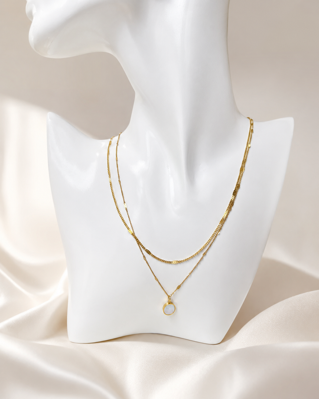 Collar de perlas doradas en capas