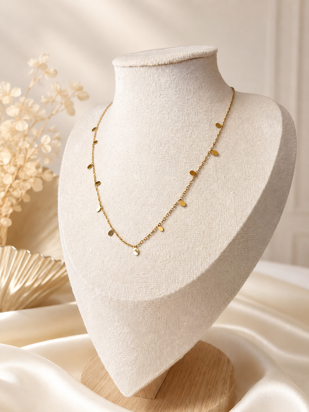 Collar de pétalos dorados
