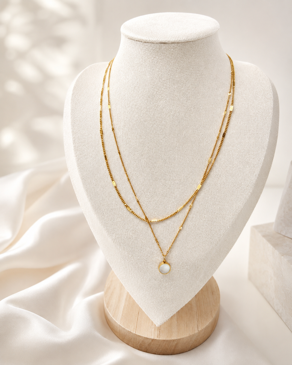 Collar de perlas doradas en capas
