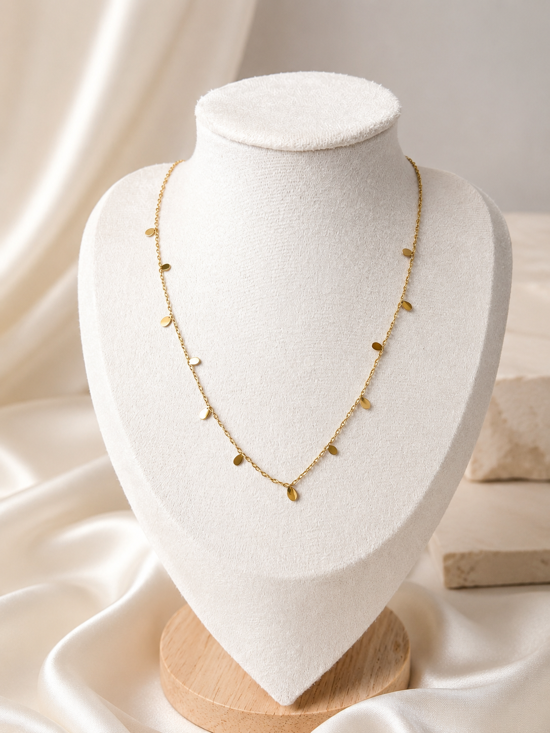 Collar de pétalos dorados