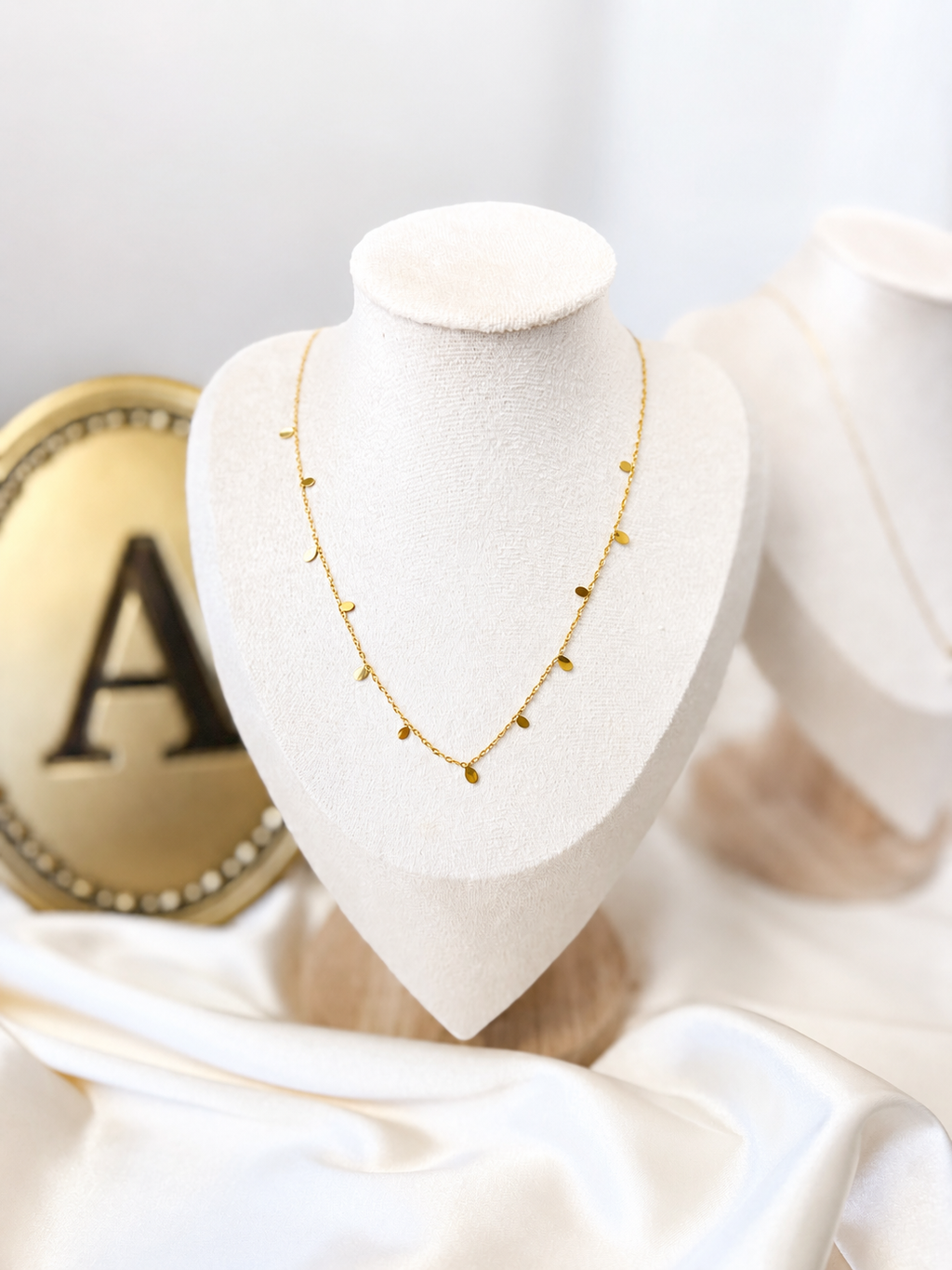 Collar de pétalos dorados