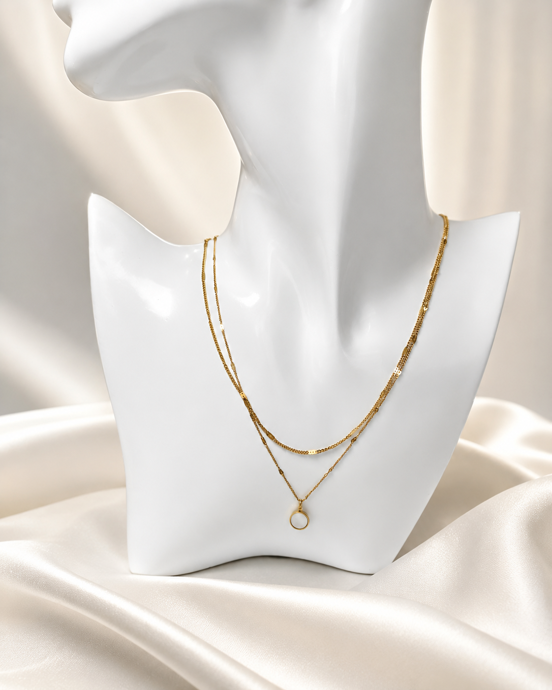 Collar de perlas doradas en capas